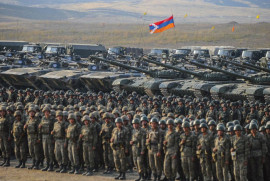 Ermeni askerler, Azerbaycan ordusunun mevzilerini ve silahlarını yok ediyor (video)