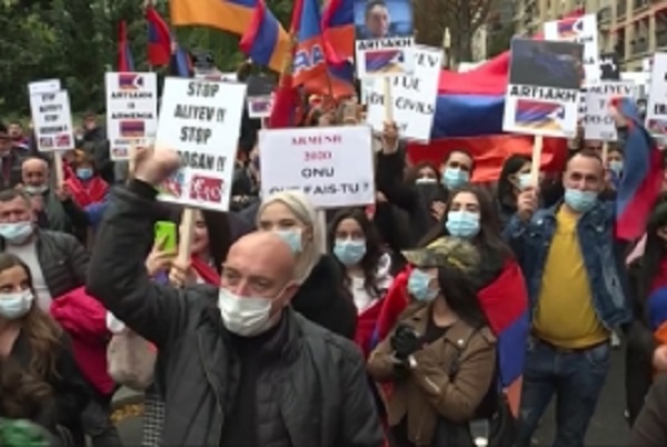 Paris’te Ermeniler Türkiye Büyükelçiliğinin önünde gösteri düzenledi