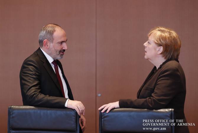 Paşinyan Merkel ile görüşme sırasında hümaniter ateşkesin ihlaliyle ilgili endişelerini dile getirdi