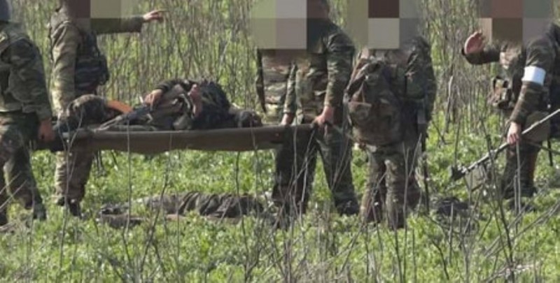 Azerbaycan, ölülerinin bir kısmını çatışma bölgesinden çıkardı (video)