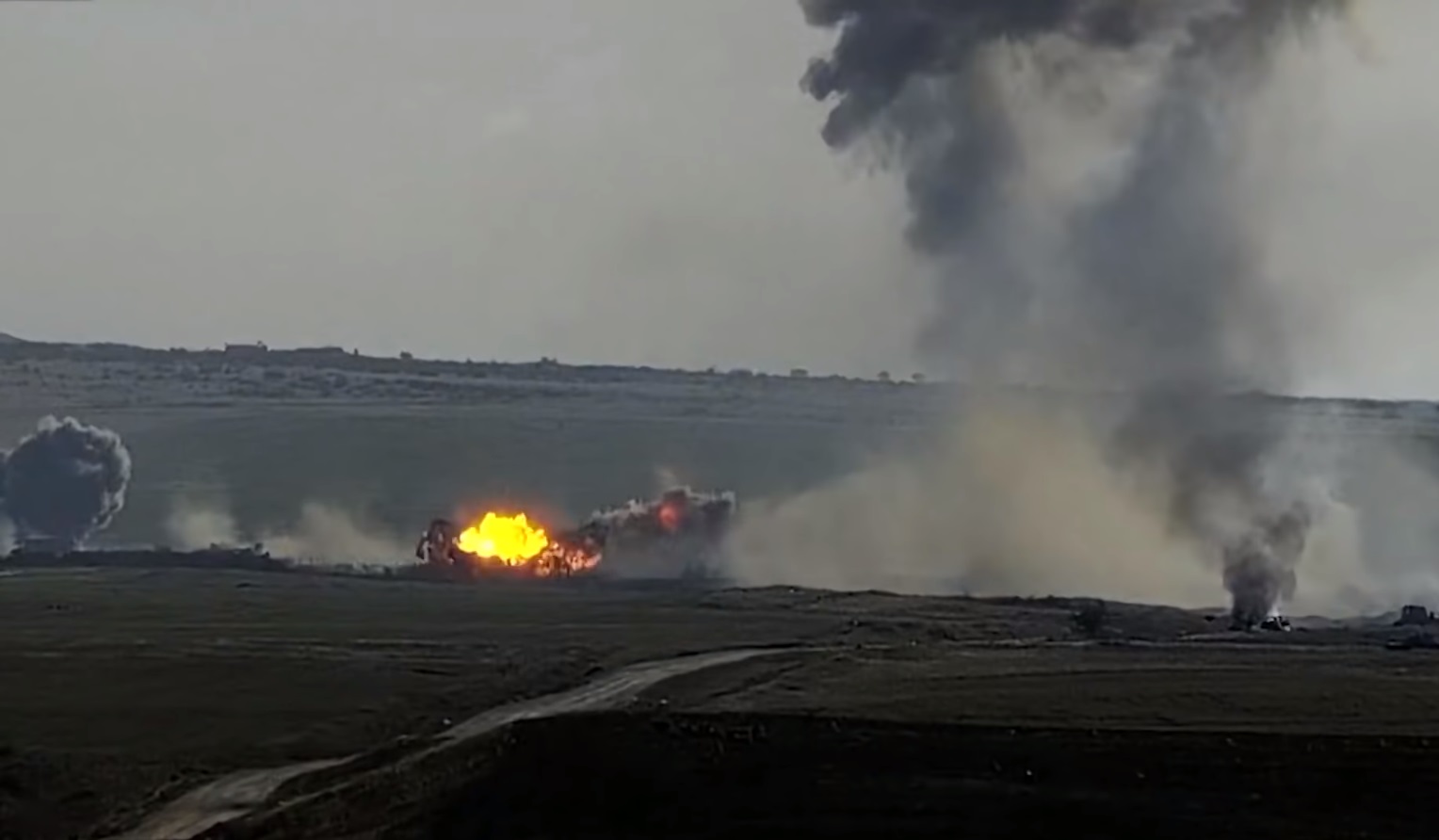 Azerbaycan'ın  silahlı güçleri böyle imha ediliyor (video)