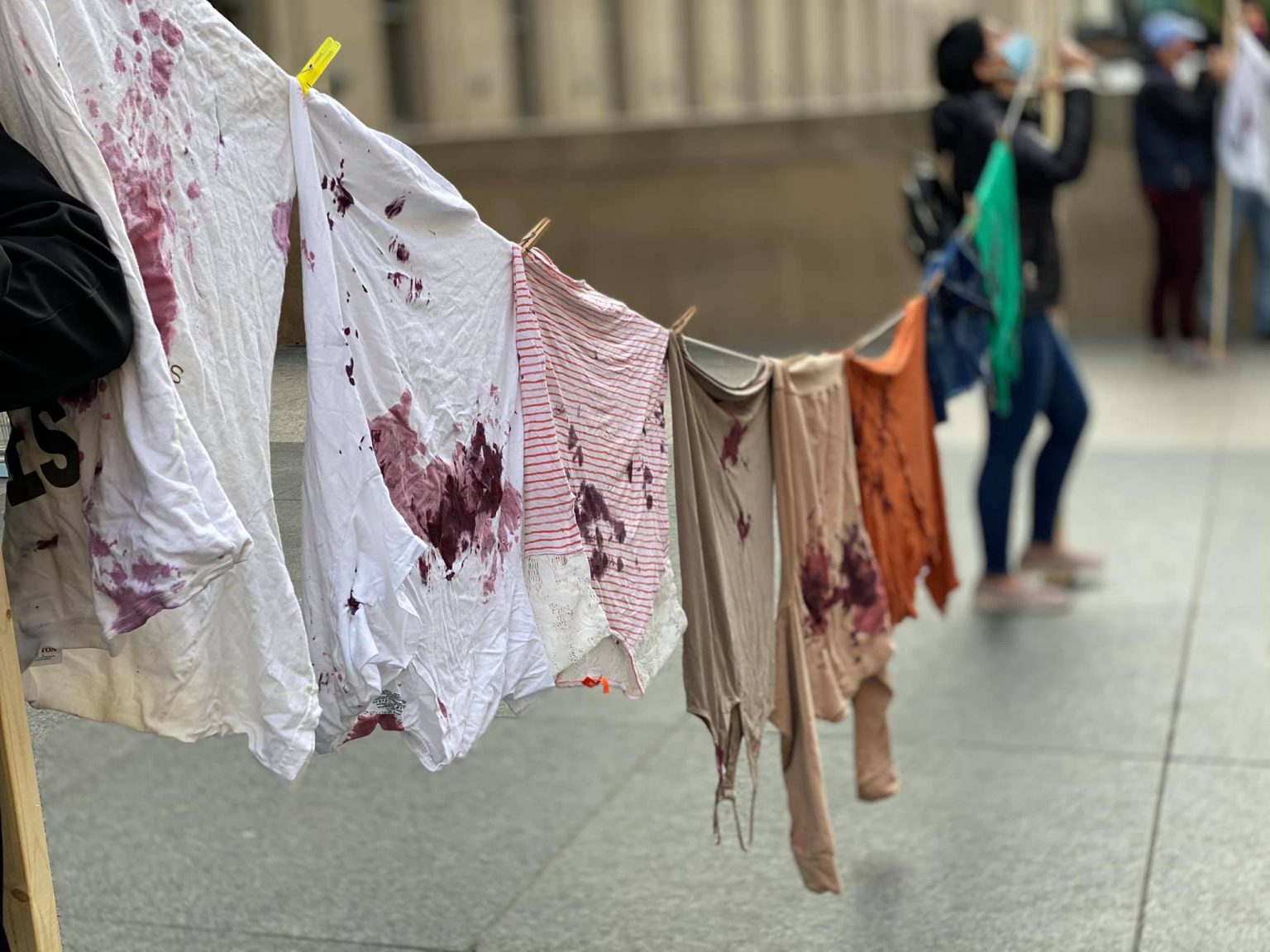 'İpte asılı kanlı kıyafetler'! Ermeniler Toronto'da sessiz protesto eylemi düzenledi (Foto)