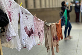 'İpte asılı kanlı kıyafetler'! Ermeniler Toronto'da sessiz protesto eylemi düzenledi (Foto)