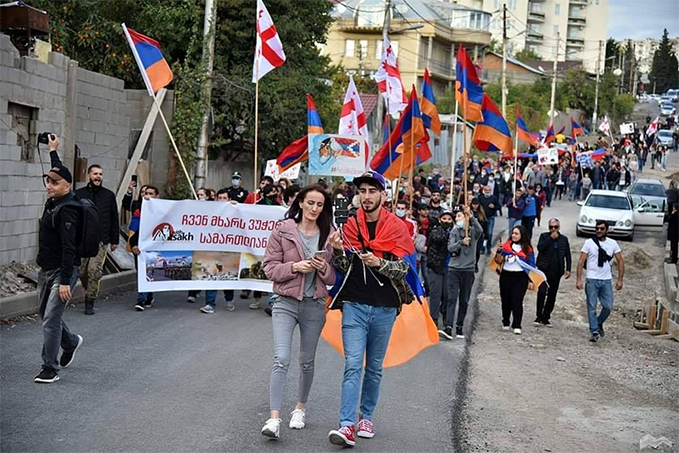 Tiflis'te Ermeniler Karabağ’a dayanışma yürüyüşüne çıktılar