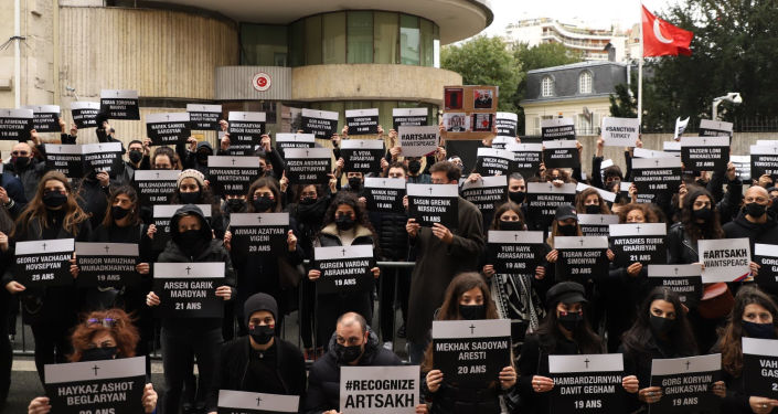 Fransa'daki Ermeniler Türkiye'nin Paris Büyükelçiliği önünde protesto eylemi düzenledi (Foto, Video)