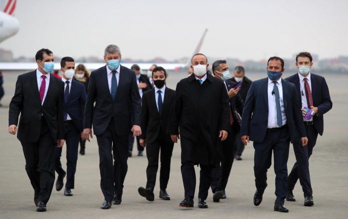 Глава МИД Турции прибыл с визитом в Азербайджан