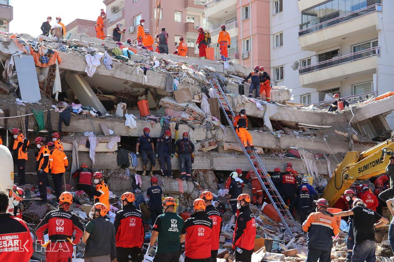 Число жертв землетрясения в Измире увеличилось до 60 (Фото)