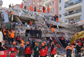Число жертв землетрясения в Измире увеличилось до 60 (Фото)