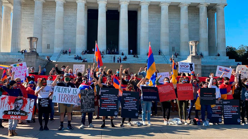 Ermeni gençler, Türk-Azerbaycan saldırılarını Wshington'da sessiz protesto etti (foto, video)