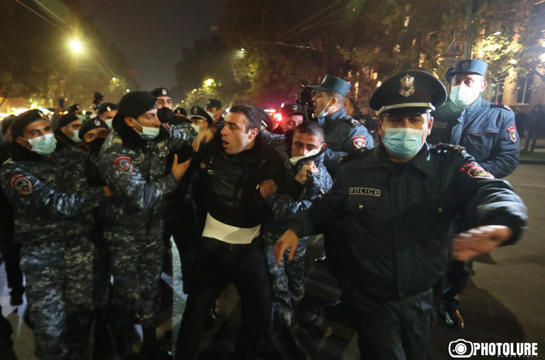 Ermenistan'in başkentinde hükümet karşıtı protesto! Çok sayıda gözaltı var...