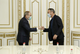 Ermenistan Başbakanı ünlü Djorkaeff kardeşleriyle görüştü