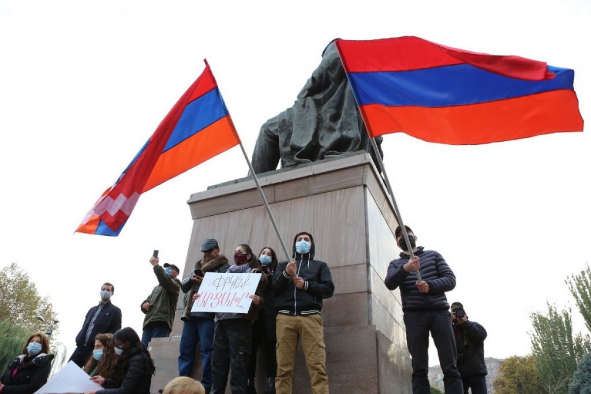 Ermenistan'da protestolar devam ediyor... Muhalefet görevi bırakması için Paşinyan'a 3 gün süre tanıdı!