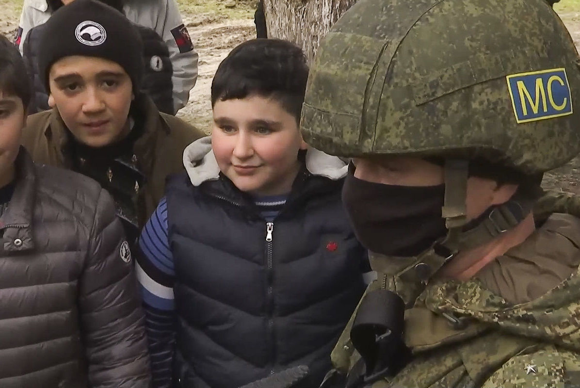 Rus Barış gücü askerleri Karabağ’da okul öğrencileriyle güvenlik dersleri gerçekleştirdi