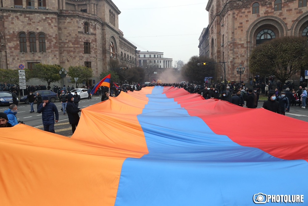 Yerevan'da muhalefetin protesto gösterileri devam ediyor