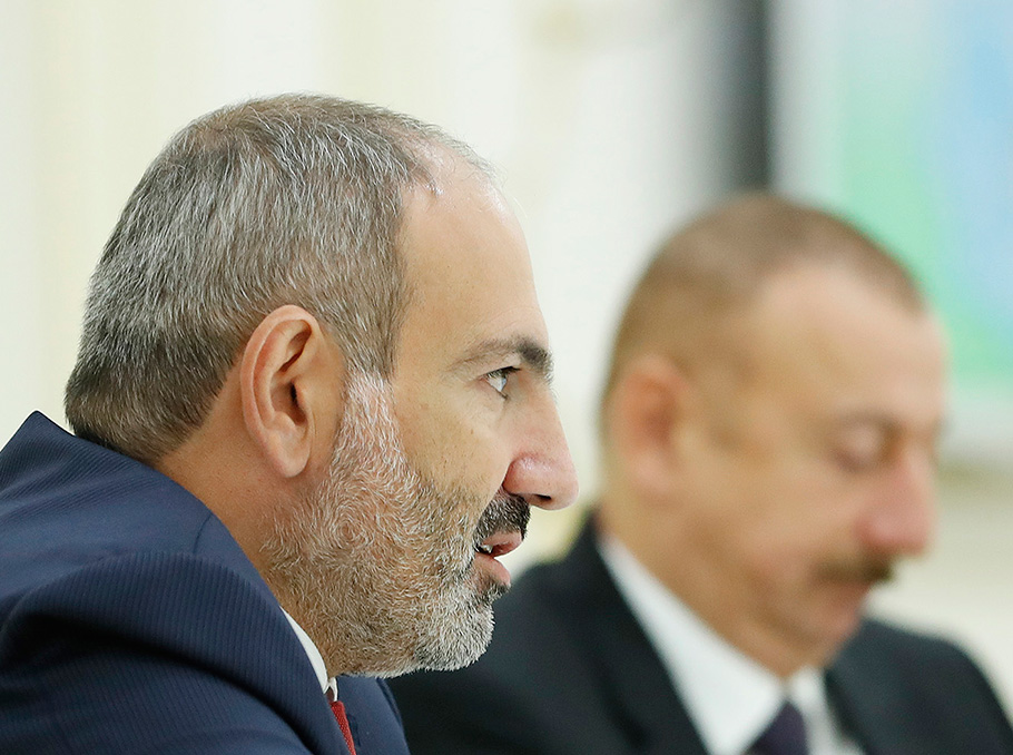 Kremlin'de bir araya gelen Paşinyan ile Aliyev, birbirinin elini sıkmadı