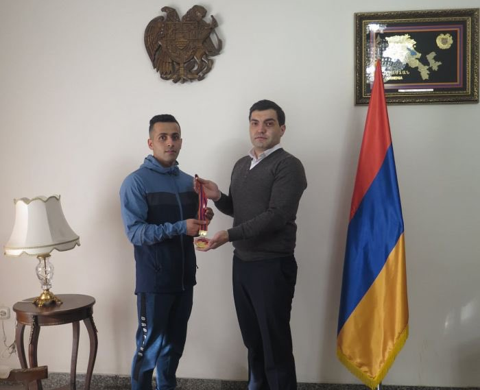 İranlı sporcudan Karabağ'da şehit düşen Ermeni atletin ailesine büyük jest