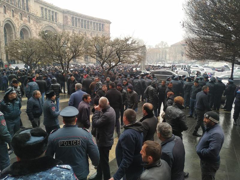 Ermenistan'da muhalefetin hükümet karşıtı protesto gösterileri devam ediyor