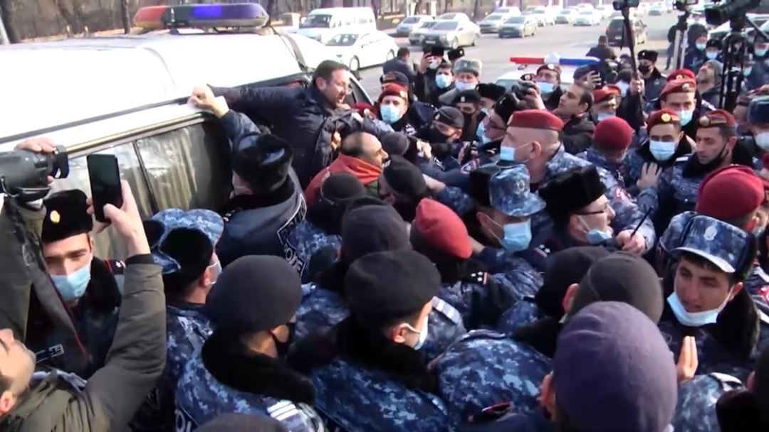 Ermenistan'da protestolar devam ediyor: Gözaltılar var