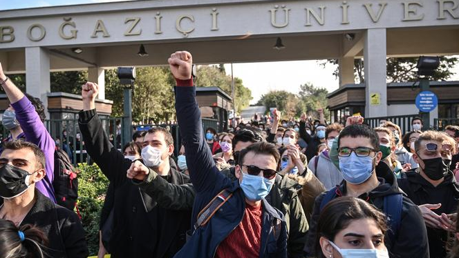 The Guardian: Türkiye'nin gençleri Erdoğan'a karşı tavır alıyor