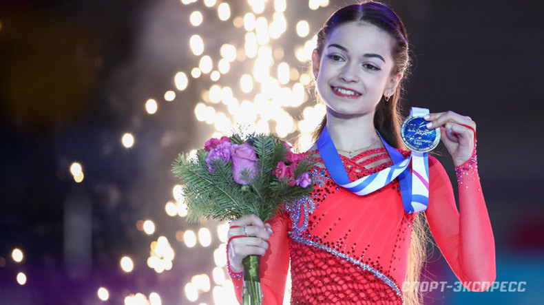 Genç Ermeni artistik buz pateni sporcusu Rusya’da gümüş madalya kazanıp vatanına armağan etti (video)