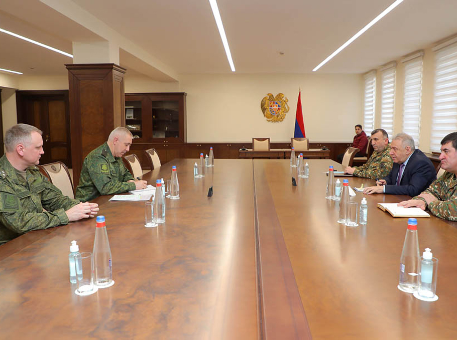 Ermenistan Savunma Bakanı Rus Barış Gücü komutanıyla görüştü