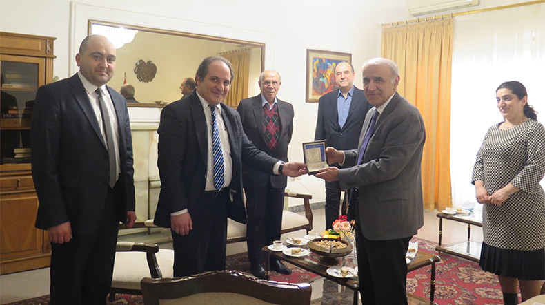 Ermenistan’ın Tahran Büyükelçisi İran’lı Ermeni bilim adamlarıyla görüştü