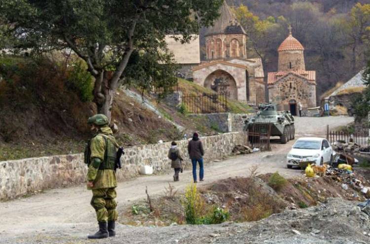 15 Ermeni ziyaretçi Rus Barış Gücü askerlerinin eşliğinde Dadivank’a gitti