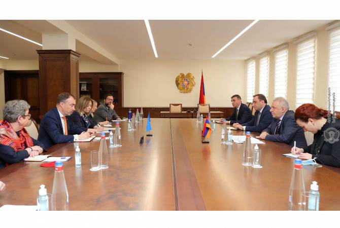 Ermenistan Savunma Bakanı, AB heyeti ile bir araya geldi