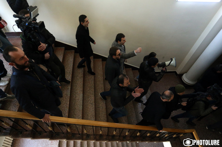 Nikol Paşinyan’ın istifasını talep eden bir grup Devlet Üniversitesi binasına girdi (Video)