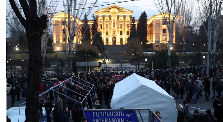 Ermenistan’da göstericiler Baghramyan caddesini kapalı tutmaya devam ediyorlar