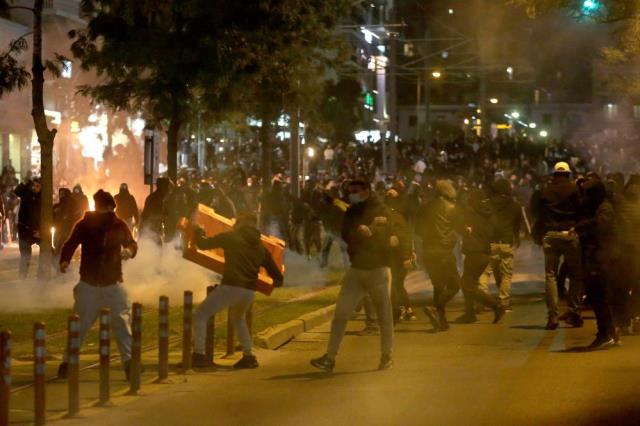 Atina'da sokaklar savaş alanına döndü, bir polis ağır yaralı (Foto)