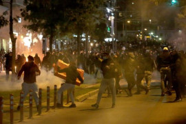 Atina'da sokaklar savaş alanına döndü, bir polis ağır yaralı (Foto)