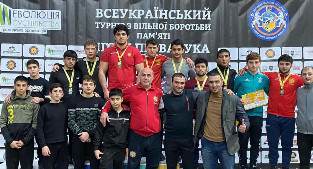 Ermeni güreşçiler Ukrayna’da 8 madalya kazanıp döndüler