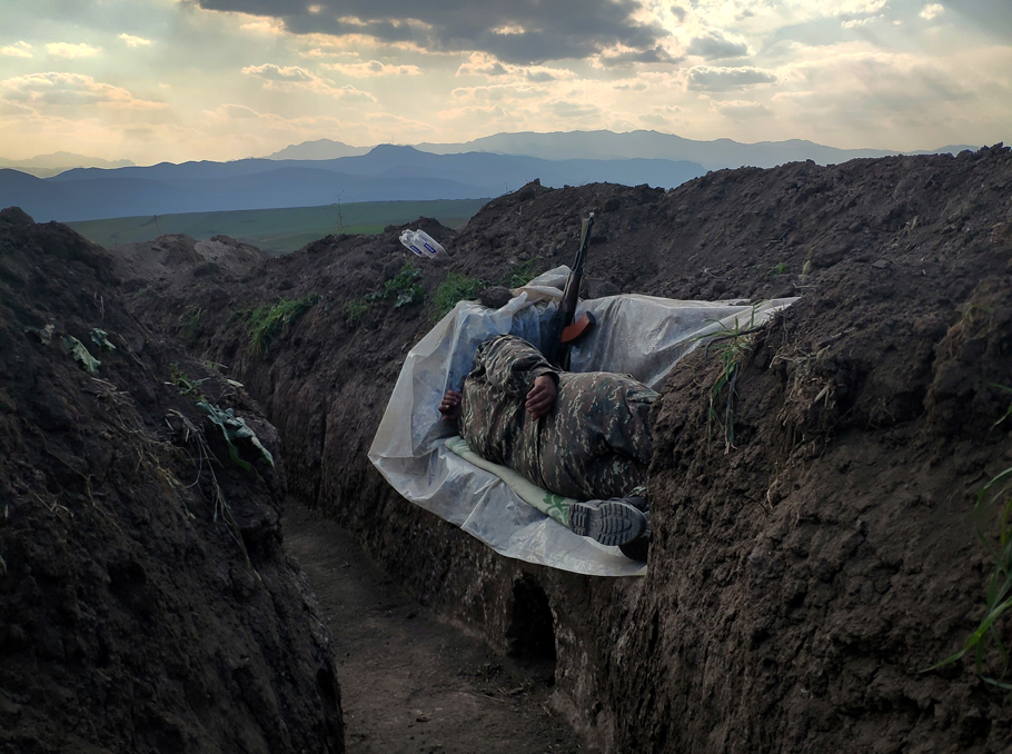 Karabağ savaşında çekilen “Uyuyan asker” fotoğrafı World Press Photo ödülü aldı