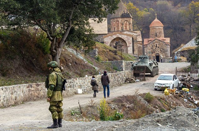 Ermeni ziyaretçiler Karabağ’daki Dadivank ve Amaras manastırlarını ziyaret etti