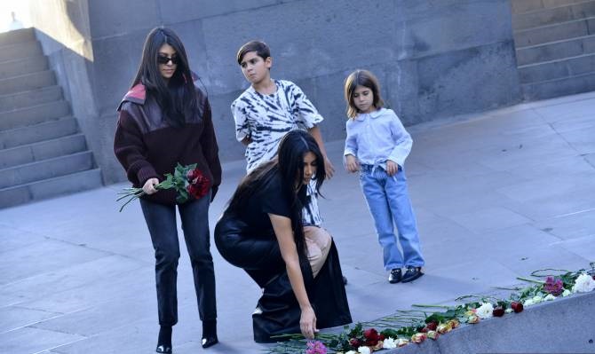 Kim ve Courtney Kardashianlar ve başka Ermeni ünlüler Biden’e yönelik Ermeni Soykırımı tanıma çağrısına katıldı