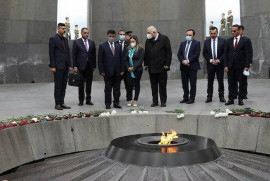 Irak Savunma Bakanın'dan Ermeni Soykırımı anıtına ziyaret