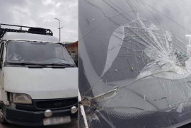 Azerbaycanlılar Ermeni askerlerinin cesetlerini taşıyan arabaya taş attı, camları kırdılar
