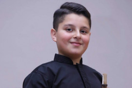 13 yaşındaki Ermeni Narek Khanzadyan uluslararası duduk yarışmasında birinci oldu