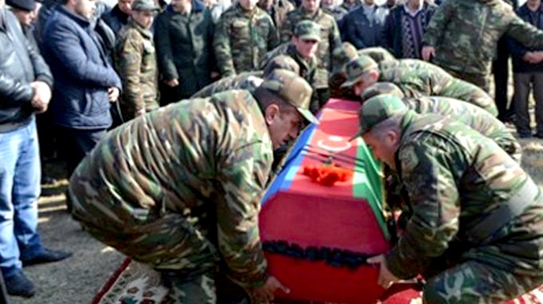 Kaybolan Azerbaycanlı askerlerin akrabaları Bakü’nün merkezinde protesto düzenliyorlar
