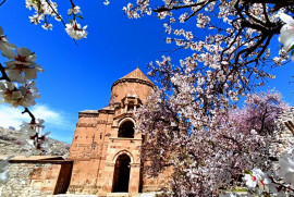 Akhtamar Adası badem çiçekleriyle renklendi (Foto)