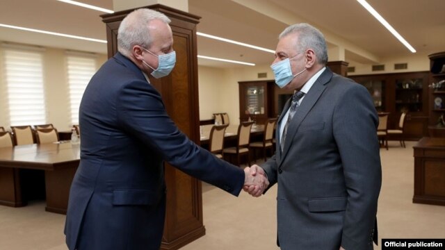 Ermenistan Savunma Bakanı ile Rusya Büyükelçisi ortak tatbikatı ele aldı