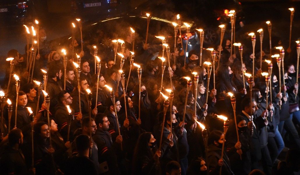 Ermenistan'da binlerce kişi Ermeni Soykırımı kurbanları için meşalelerle yürüdü (Video)