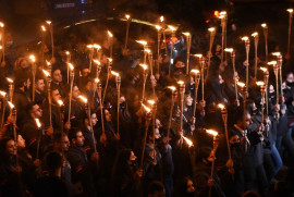 Ermenistan'da binlerce kişi Ermeni Soykırımı kurbanları için meşalelerle yürüdü (Video)