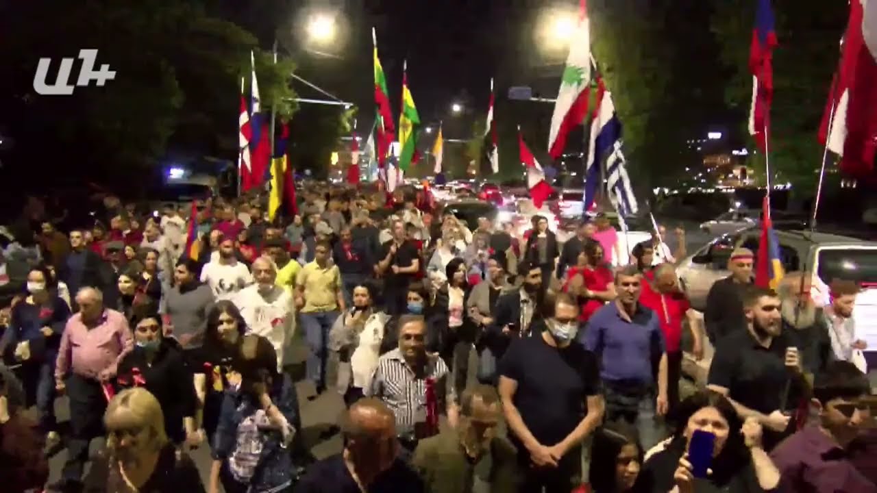 Biden'ın Soykırımı tanıması üzerine Yerevan'da çok sayıda ülkenin bayraklarıyla yürüyüş yapıldı