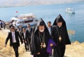 ԱՄՆ հյուպատոսը մասնակցել է Աղթամարի եկեղեցում մատուցված պատարագին