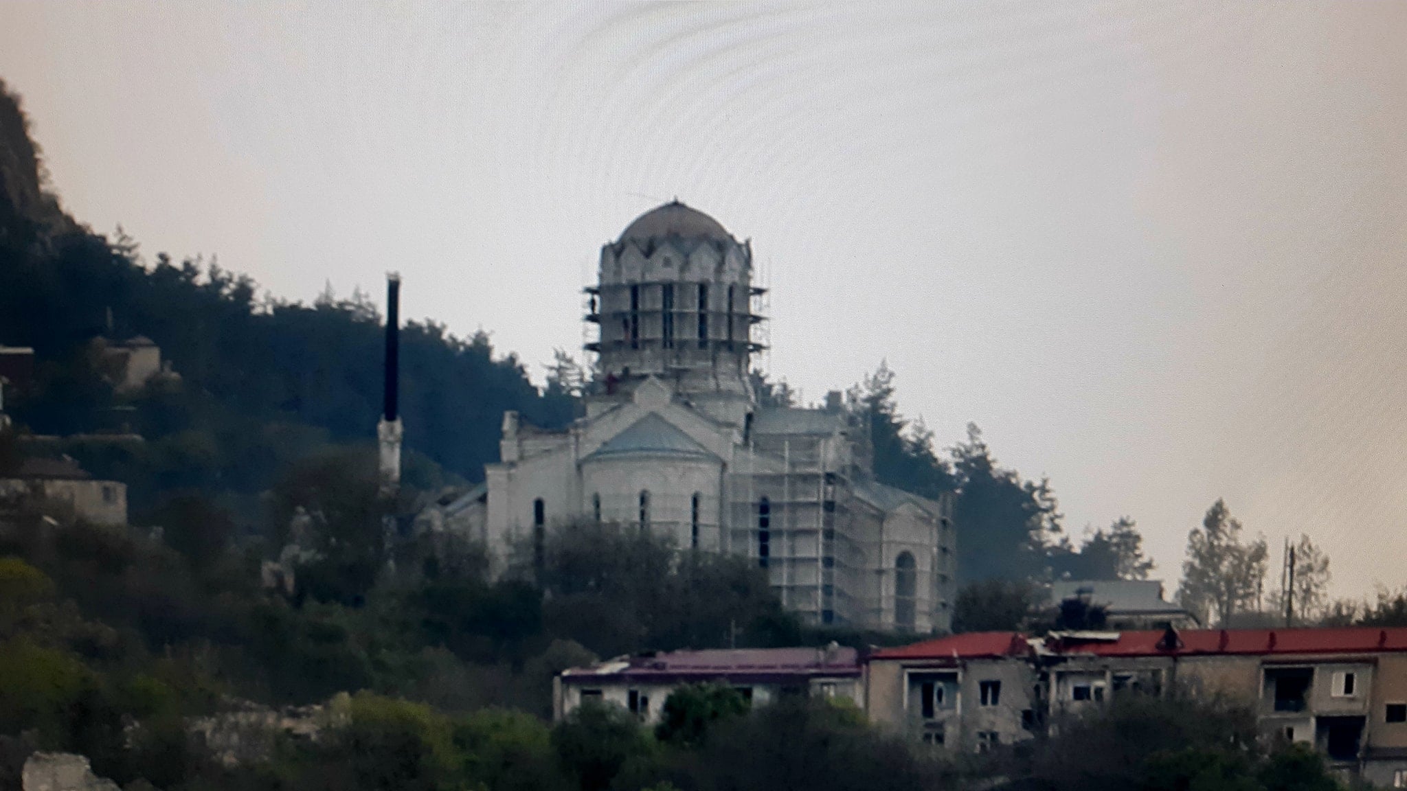 9 Mayıs’a doğru Azerbaycan’ın işgali altında bulunan Şuşi’de Ermeni kilisesinin kubbesi kaldırıldı