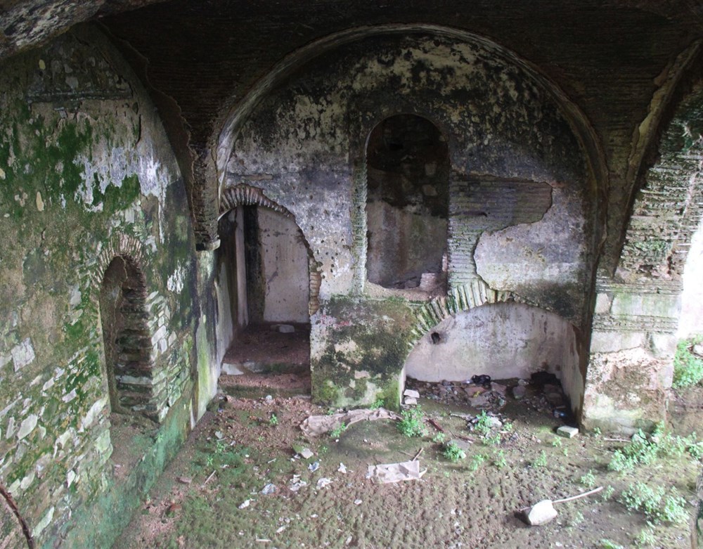 Türkiye'de 605 yıllık Armaş Ermeni Manastırı çöplüğe döndü