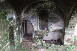 Türkiye'de 605 yıllık Armaş Ermeni Manastırı çöplüğe döndü