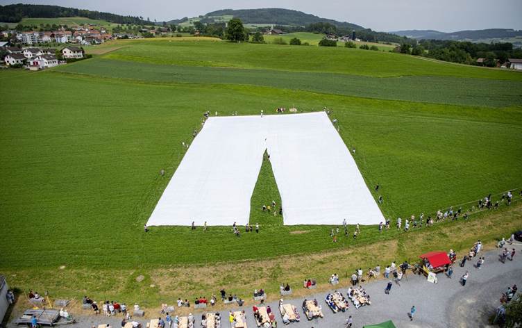 Քուրդ դերձակի մոդելավորած աշխարհի ամենամեծ տաբատը գրանցվել է Գինեսի ռեկորդների գրքում